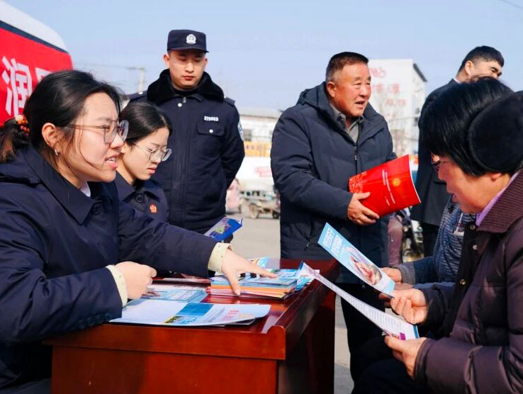 走进集市摆摊 普法接地气